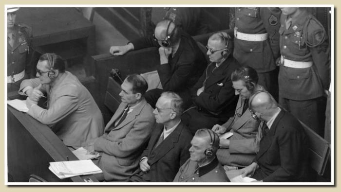 lecture des actes d'accusation au procès de Nuremberg