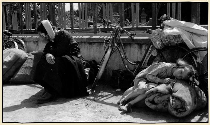Réfugiés épuisés pendant l'exode de 1940 en France