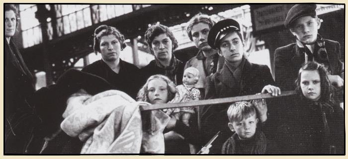 réfugiés en gare de Paris en mai 1940