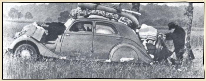 Automobile sur la route de l'exode en juin 1940