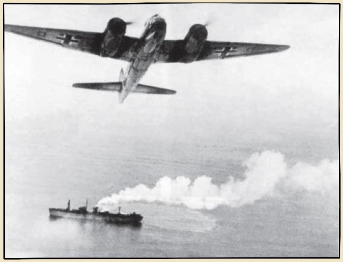 Un bombardier allemand attaque un navire de commerce