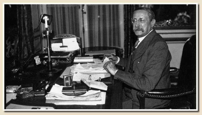 Léon Blum dans son bureau